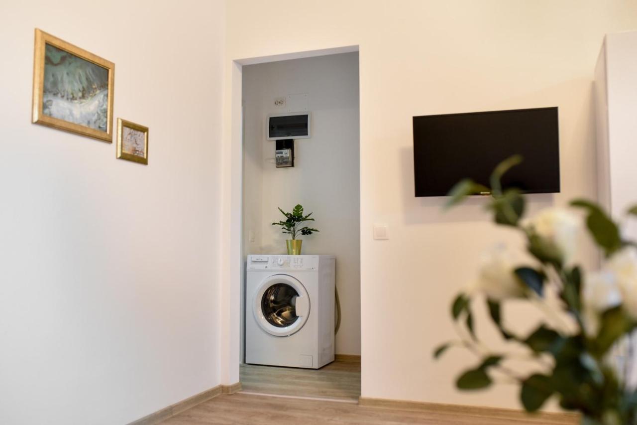 Cozy 1Br Escape - Apartment With Charming Balcony Near Universitate Bucharest Exterior photo