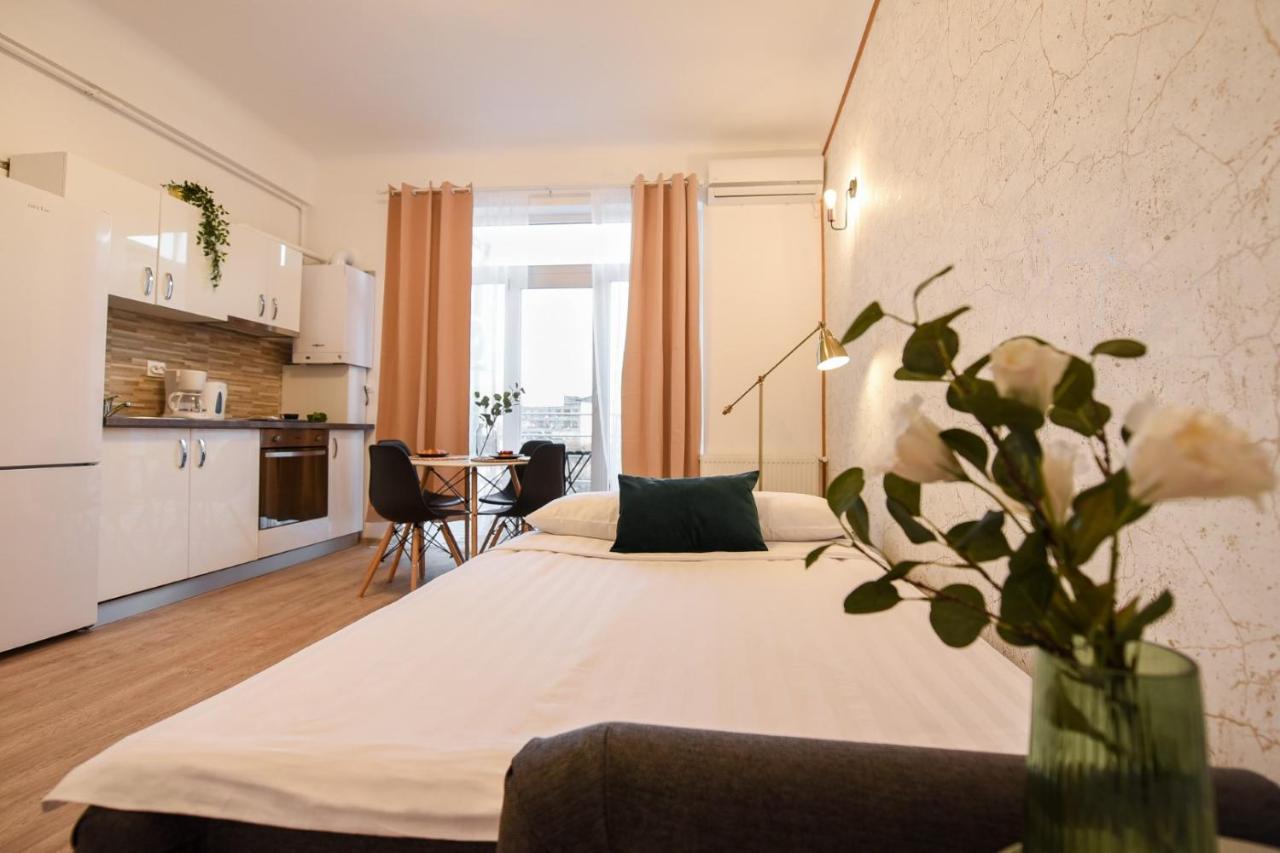 Cozy 1Br Escape - Apartment With Charming Balcony Near Universitate Bucharest Exterior photo