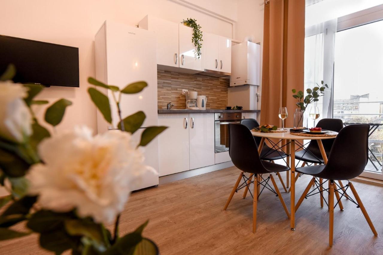Cozy 1Br Escape - Apartment With Charming Balcony Near Universitate Bucharest Exterior photo