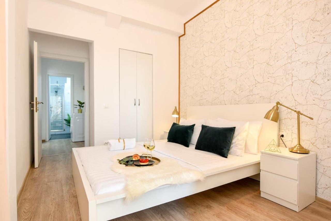 Cozy 1Br Escape - Apartment With Charming Balcony Near Universitate Bucharest Exterior photo