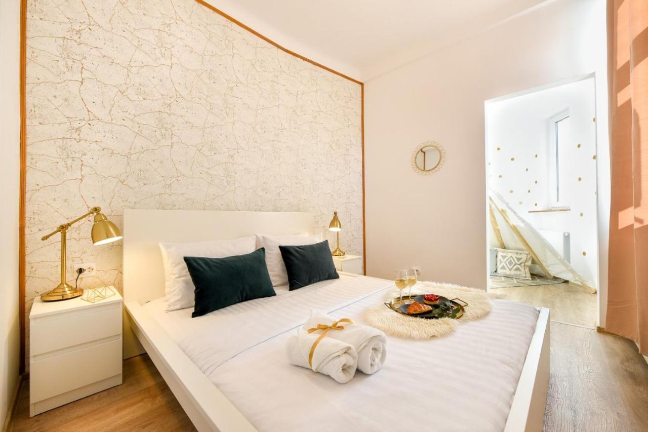 Cozy 1Br Escape - Apartment With Charming Balcony Near Universitate Bucharest Exterior photo