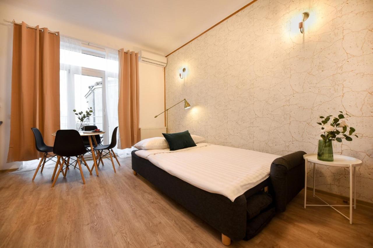 Cozy 1Br Escape - Apartment With Charming Balcony Near Universitate Bucharest Exterior photo